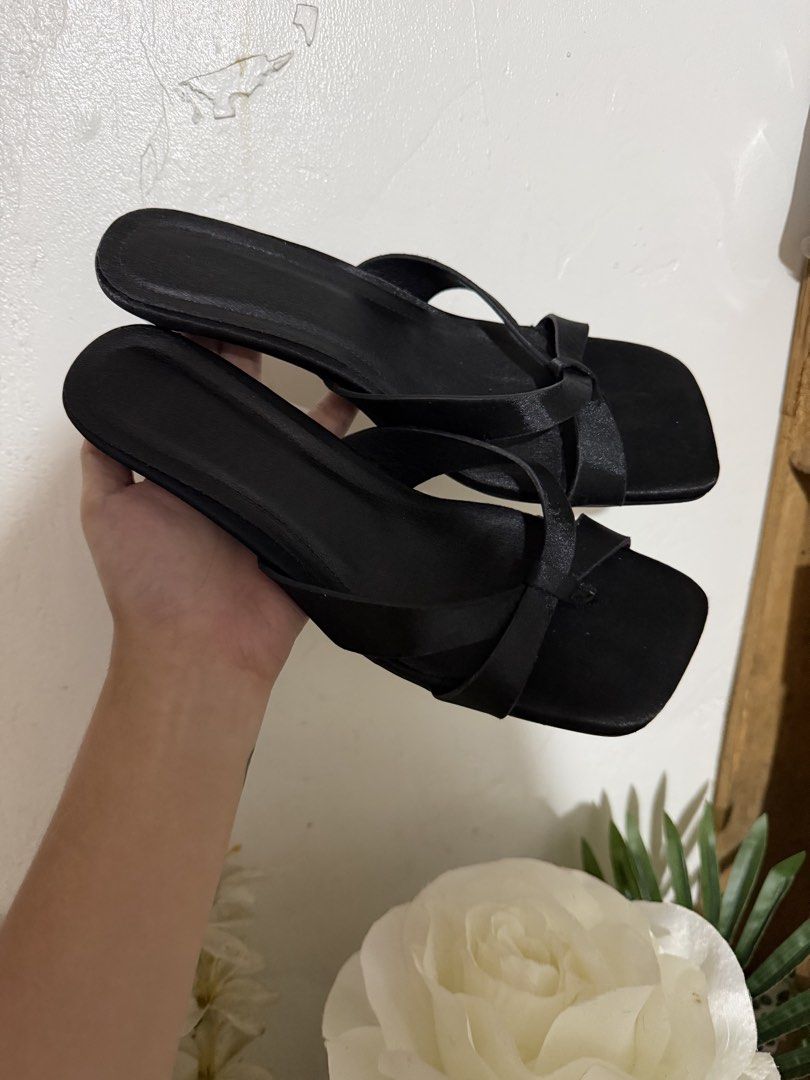 Black Kitten Heels (Category: Heels) located in Manila. Submitted by namjoonthigh (Listing ID 1467233037, Image 1). Description: - Used once - Bought sa tiktok - Super comfy - Size 38 For reference: I am size 37 pero wide feet so sakto yang 38. If hindi naman wide feet pwedeng pwede sa 38 Rfs: Di na gagamitin.