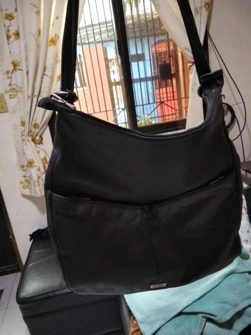 Black leather bag (Category: Shoulder Bags) located in Antipolo. Submitted by olayerm1213 (Listing ID 1467193103, Image 2). Description: .