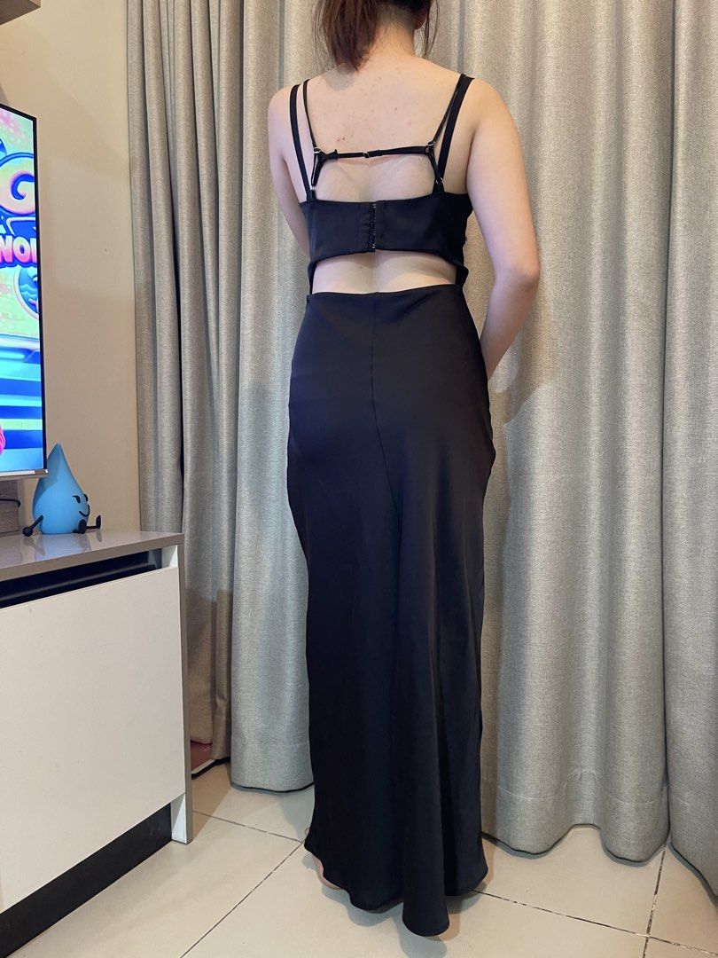 Black Silk Maxi Dress with Open Back (Category: Dresses) located in Manila. Submitted by aera_song (Listing ID 1467210384, Image 2). Description: Got from whoopy clothing Side part a bit tattered; can be easily repaired (as shown in the photo) Size small.