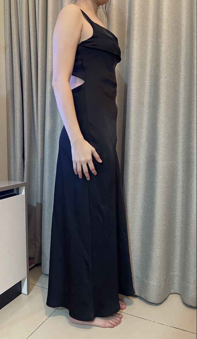 Black Silk Maxi Dress with Open Back (Category: Dresses) located in Manila. Submitted by aera_song (Listing ID 1467210384, Image 1). Description: Got from whoopy clothing Side part a bit tattered; can be easily repaired (as shown in the photo) Size small.