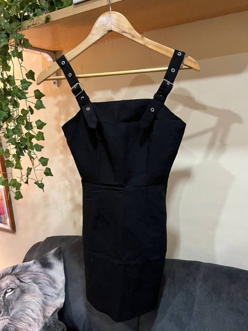 black mini pinny dress (Category: Coats, Jackets and Outerwear) located in Quezon City. Submitted by michypeachyy1 (Listing ID 1467318295, Image 1). Description: 200 plus Sf only small to medium size.