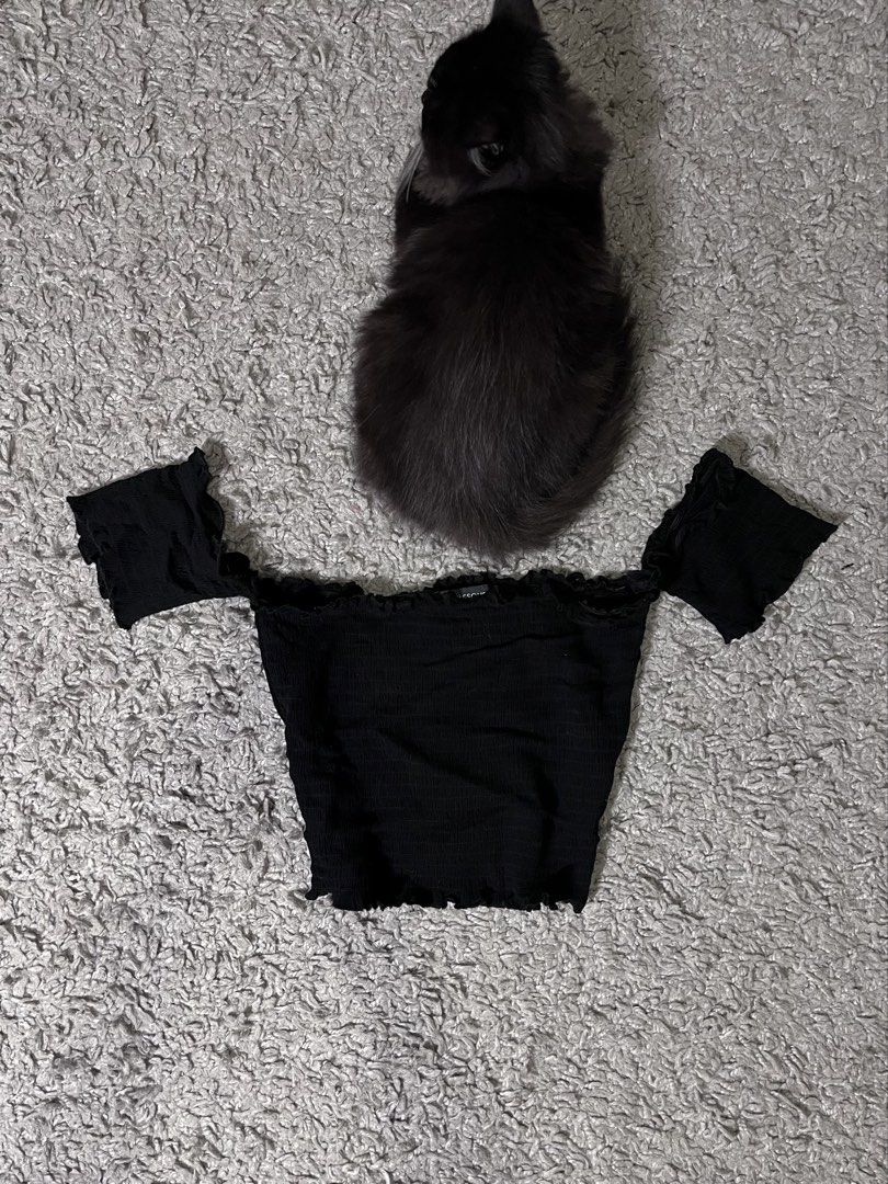 black off-shouldered top (Category: Others Tops) located in Davao. Submitted by fromadollscloset (Listing ID 1467306553, Image 1). Description: [READ MY BIO FIRST!] ⭐️ description ⭐️ - stretchy af - lettuce-trimmed ⭐️ other deets ⭐️ - for meet-up: around roxas area - for delivery/shipping: s/df will be shouldered by the buyer!.