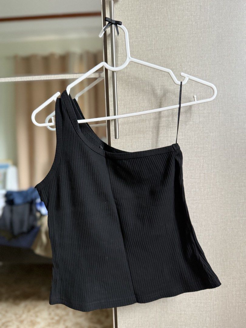 Black One-Shoulder Ribbed Tank Top (Category: Sleeveless) located in Angeles City. Submitted by decluttering.kimmmyyy (Listing ID 1467235038, Image 1). Description: Shein Asymmetrical one-shoulder tank top Condition: Washed but never worn.