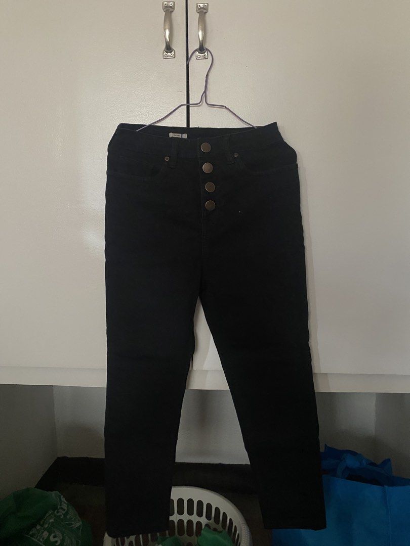 Black Pants Skinny Jeans (Category: Jeans) located in Calamba. Submitted by gdeclutters_ (Listing ID 1467316602, Image 1). Description: rfs: not my style.