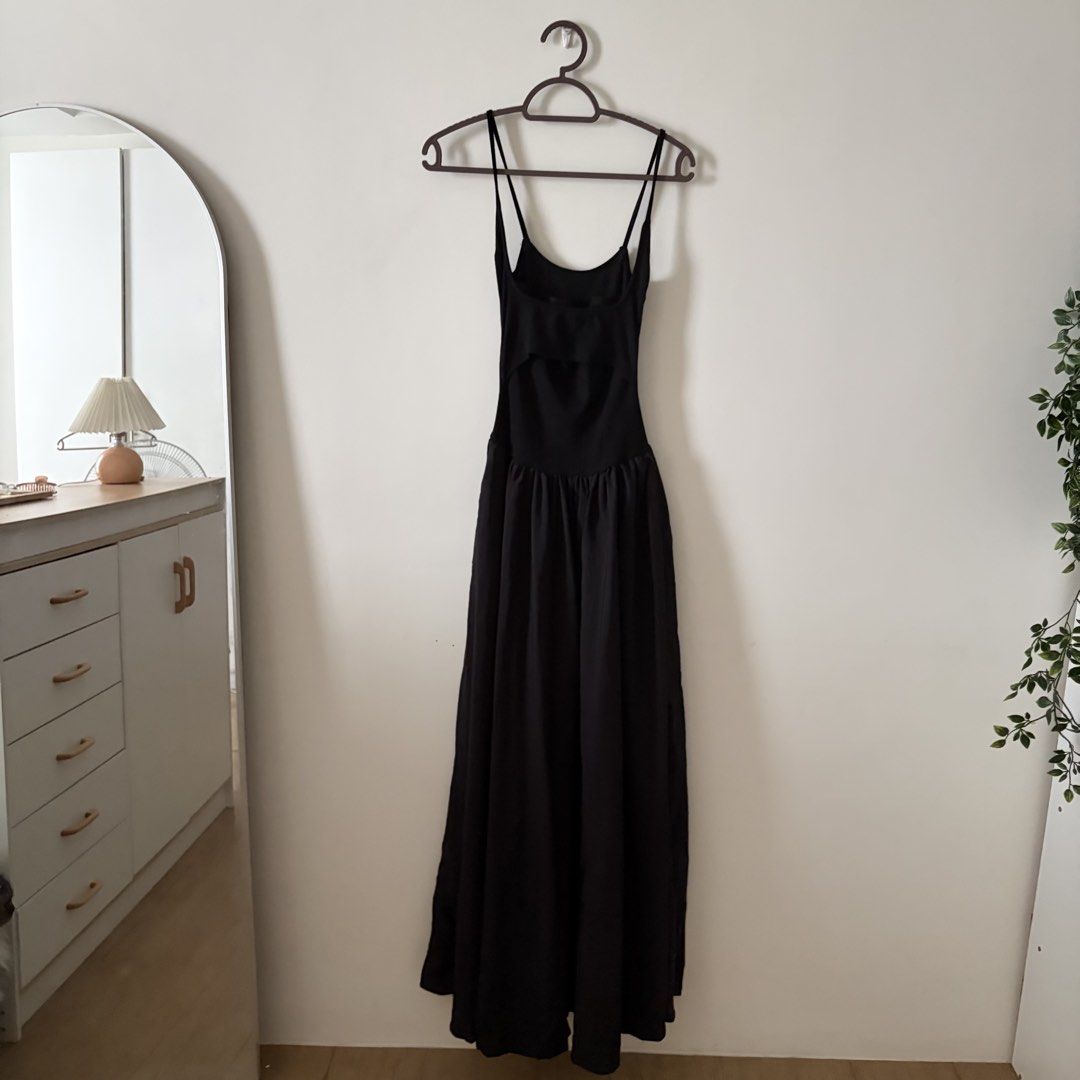 Black sleeveless maxi dress (Category: Dresses) located in Mandaluyong City. Submitted by shaine.dc (Listing ID 1467208285, Image 2). Description: - Casual and chic black maxi dress with ribbed stretchable top. Contrast fabric between the top and bottom sections - With two functional side pockets! - Best for XS-semi S - Floor length for 5’3” height - Lightweight skirt.