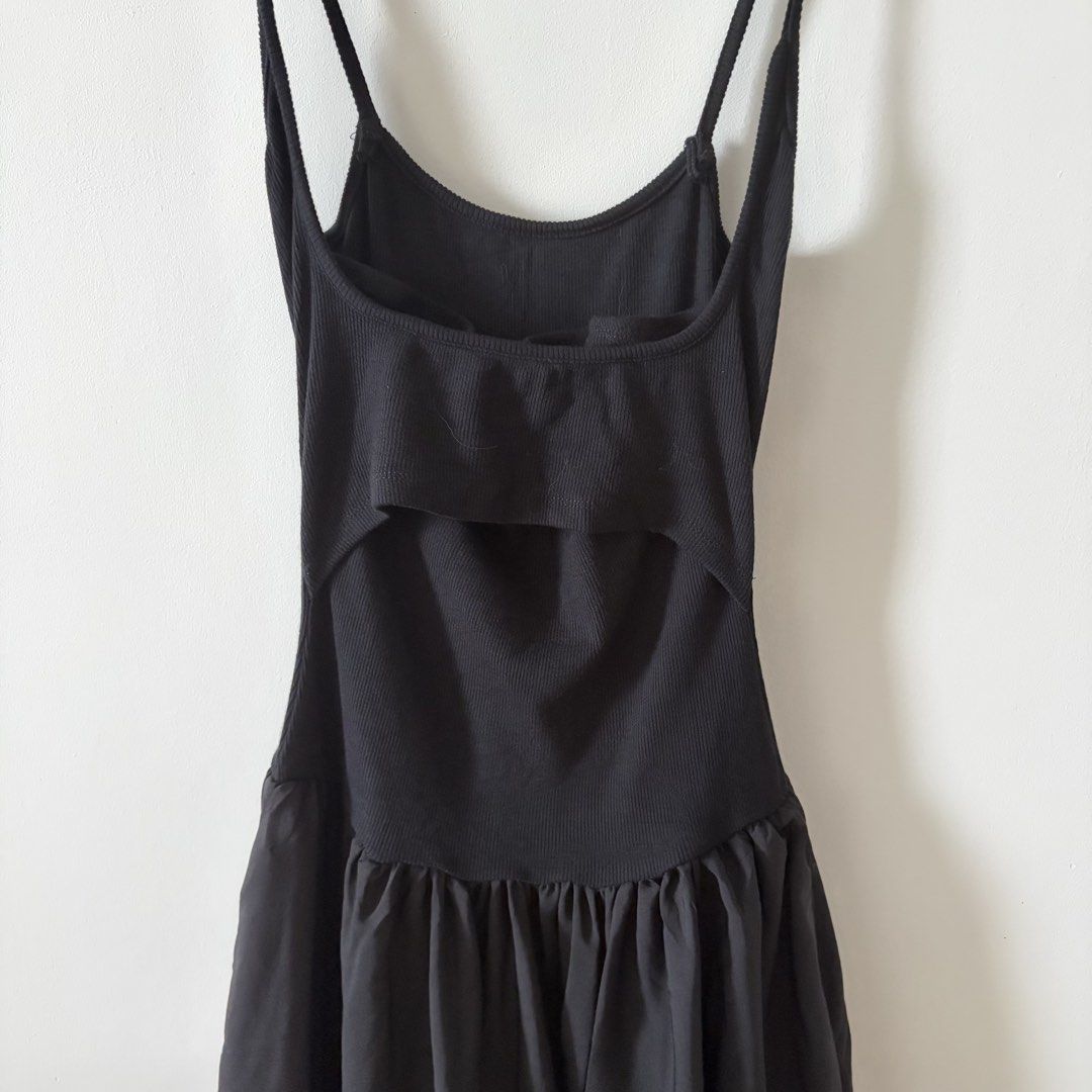 Black sleeveless maxi dress (Category: Dresses) located in Mandaluyong City. Submitted by shaine.dc (Listing ID 1467208285, Image 3). Description: - Casual and chic black maxi dress with ribbed stretchable top. Contrast fabric between the top and bottom sections - With two functional side pockets! - Best for XS-semi S - Floor length for 5’3” height - Lightweight skirt.