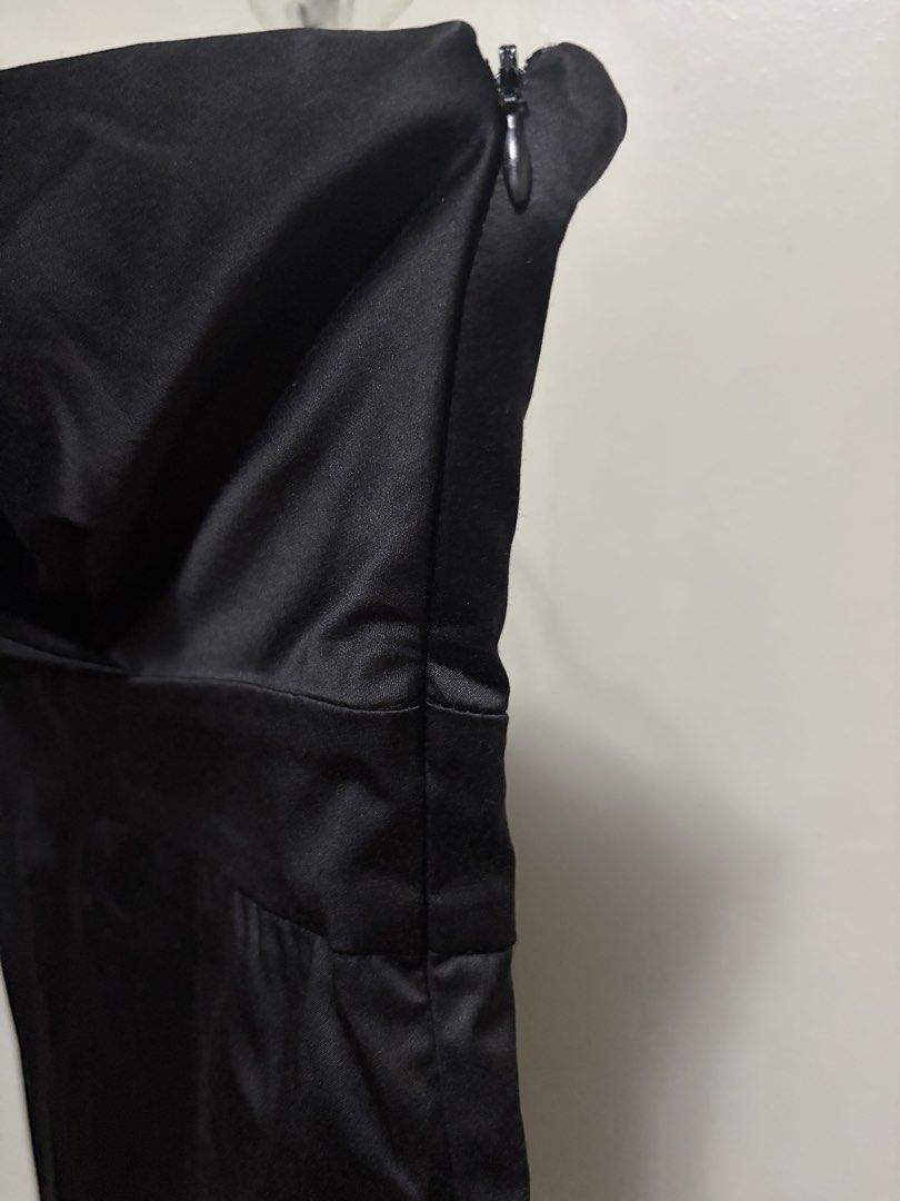 Black strapless tube top with wrap crossover bodice (Category: Sleeveless) located in Quezon City. Submitted by j.steffy (Listing ID 1467323539, Image 2). Description: - Color: Black - Material: Satin-like fabric with a clean hem finish - Design: Strapless tube top with a chic crossover wrap neckline and straight-cut back - Fit & Support: Structured bodice with built-in molded cups and anti-slip grip tape along the top inner edge - Closure: Easy 