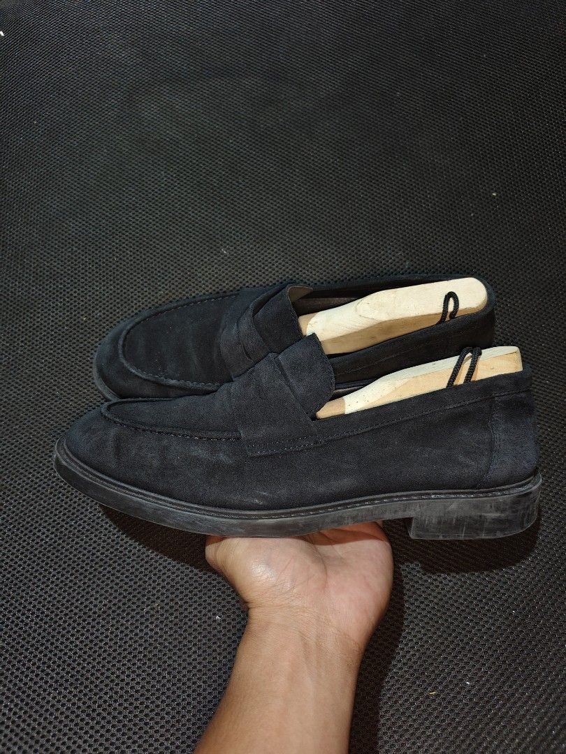 Black Suede Penny Loafers (Category: Dress Shoes) located in Butuan. Submitted by zhakmarcus (Listing ID 1467326967, Image 3). Description: - Classic black suede penny loafers with a versatile slip-on design - Includes wooden shoe trees to maintain shape - Suede retains a rich texture - Minor, normal wear on soles and uppers.