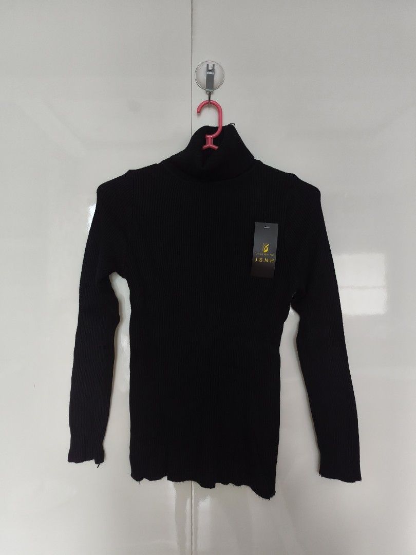 Black Sweater (Category: Longsleeves) located in Manila. Submitted by smilefashion08 (Listing ID 1467178624, Image 1). Description: Free Size Fits S-M.