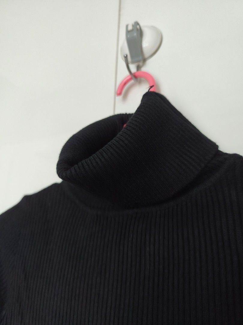 Black Sweater (Category: Longsleeves) located in Manila. Submitted by smilefashion08 (Listing ID 1467178624, Image 2). Description: Free Size Fits S-M.