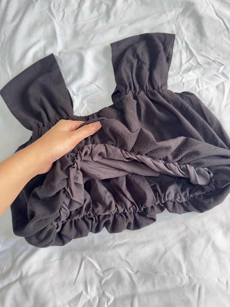 Black Top (Category: Others Tops) located in Batangas. Submitted by vybxx (Listing ID 1467180720, Image 2). Description: MY BODY FRAME (S-M) Bust - 34A Waist - 27 Height - 5'2 Ship via J&T + 80 sf Location: Batangas City.