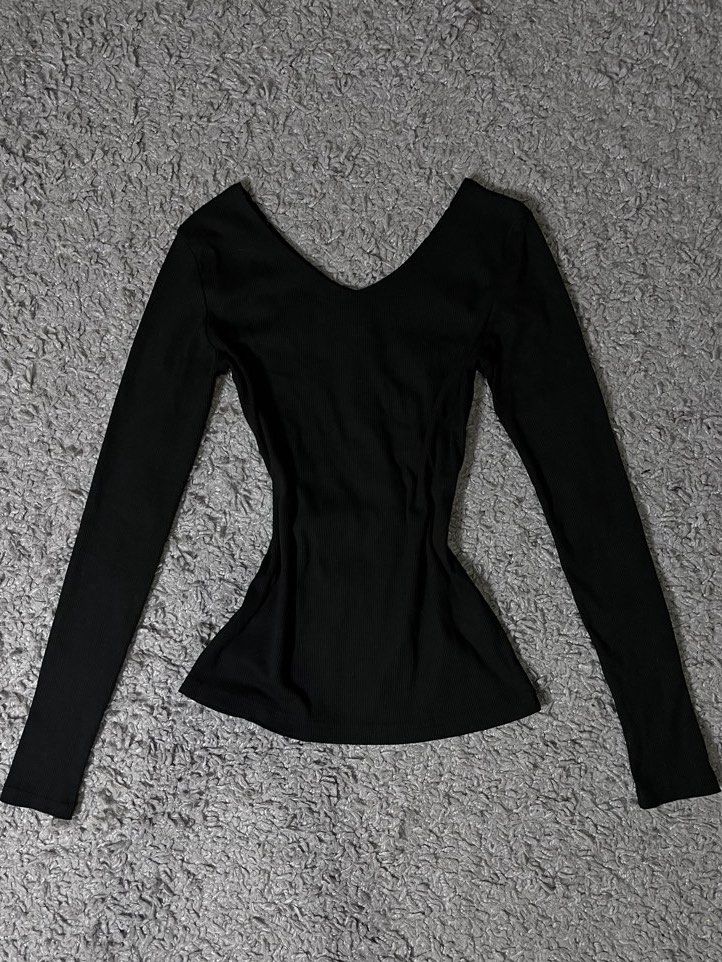 black v-neck, long-sleeved top (Category: Longsleeves) located in Davao. Submitted by fromadollscloset (Listing ID 1467304367, Image 1). Description: [READ MY BIO FIRST!] ⭐️ description ⭐️ - slightly stretchy - ribbed - a snug fit for big-busted girls ⭐️ other deets ⭐️ - for meet-up: around roxas area - for delivery/shipping: s/df will be shouldered by the buyer!.