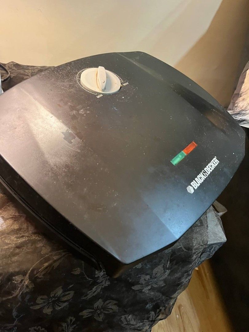 BLACK+DECKER Contact Electric BBQ Grill (Category: Homemade Bakes) located in Quezon City. Submitted by michypeachyy1 (Listing ID 1467317047, Image 2). Description: 1000 plus shippiny only working.