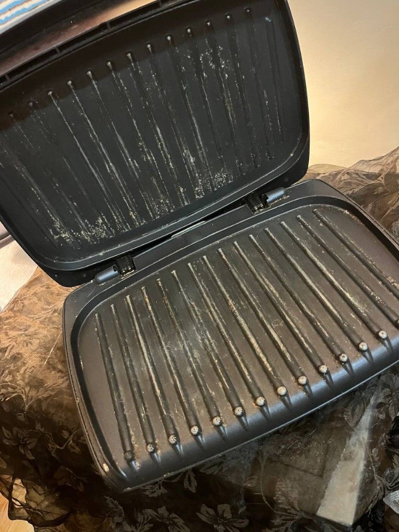 BLACK+DECKER Contact Electric BBQ Grill (Category: Homemade Bakes) located in Quezon City. Submitted by michypeachyy1 (Listing ID 1467317047, Image 3). Description: 1000 plus shippiny only working.
