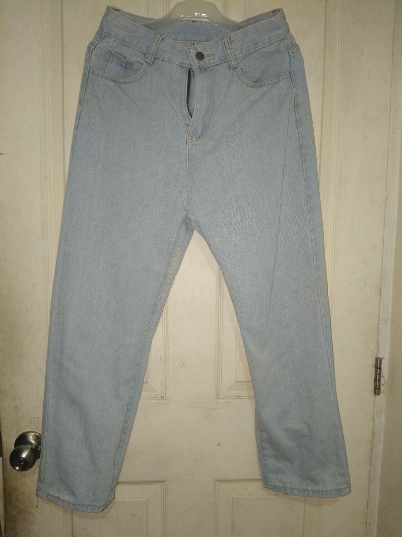 Blue Denim Pants Straight Cut (Category: Jeans) located in Bacoor. Submitted by knncze (Listing ID 1467212023, Image 2). Description: • thrifted, wore it a few times • W×L - 32×37.5 • issue - none.