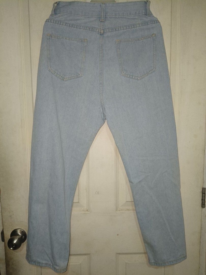Blue Denim Pants Straight Cut (Category: Jeans) located in Bacoor. Submitted by knncze (Listing ID 1467212023, Image 3). Description: • thrifted, wore it a few times • W×L - 32×37.5 • issue - none.