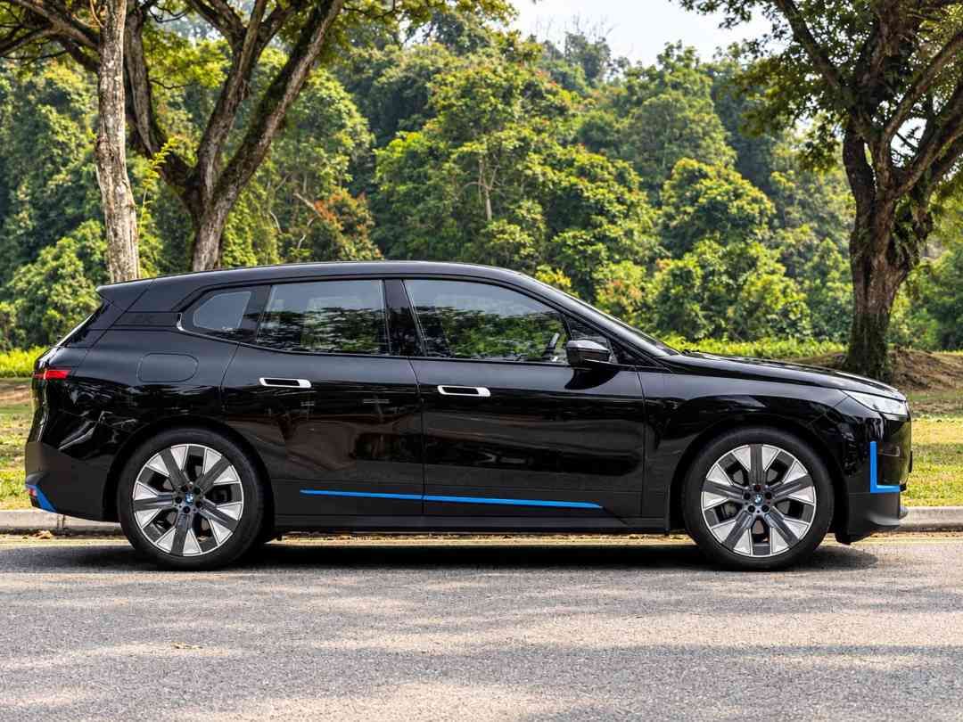 BMW iX Electric xDrive40 76.6 kWh (A) (Category: Used Cars) located in Singapore. Submitted by signaturemotors (Listing ID 1467256477, Image 3). Description: Showroom: 237 ALEXANDRA ROAD 237 Alexandra Road #02-04 Singapore 159929 1 Owner! Low Mileage! Full Agent Maintained! Agent Warranty 5-Years or 200,000km. EV Battery Warranty For 8-Years Or 160,000km Whichever Come First From Reg Date! Come With Massage Seats Function. Heads Up Display. Panor