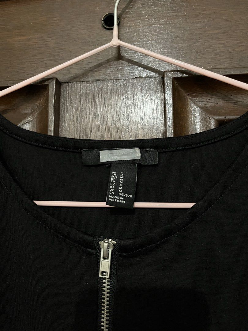Bodysuit H&M (Category: Sleeveless) located in Makati City. Submitted by yoursecondbest (Listing ID 1467250780, Image 3). Description: - Brand: H&M - Size: Medium (M) - Color: Classic Black - Material: Stretchy ribbed cotton - Features: Front chest zipper, thong bottom with snap closure - Condition: Brand new with clean tag attached - Origin: Made in Vietnam - Style: Versatile piece, easy to pair with denim or skirts.