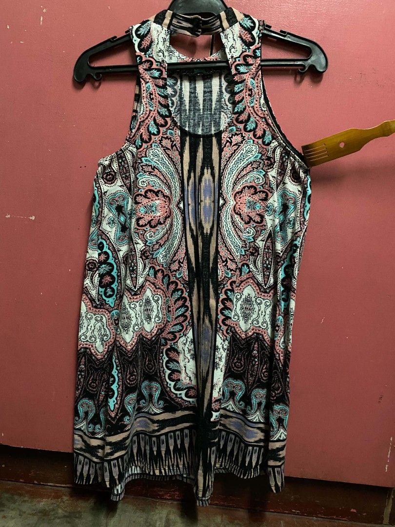 Boho Paisley Print Halter Tank Top (Category: Sleeveless) located in Paranaque City. Submitted by zackzero (Listing ID 1467223045, Image 2). Description: - Style: Boho halter tank top with trendy back cut-out detail - Design: Intricate paisley pattern in pink, turquoise, black, and beige - Fabric: Soft and stretchy for all-day comfort - Versatility: Easy to style with denim shorts or jeans for warm weather days - Condition: Good quality.