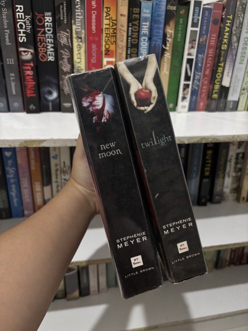 books set (Category: Storybooks) located in Quezon City. Submitted by nikkisheesh (Listing ID 1467220901, Image 2). Description: delirium set - 100 twilight set - 120.