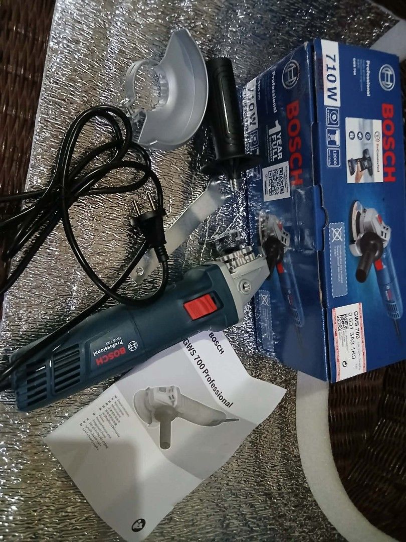 Bosch GWS 700 Professional Angle Grinder 710W (Category: Construction Tools & Equipment) located in Cebu City. Submitted by joecristinesayson (Listing ID 1467206965, Image 1). Description: - Brand: Bosch GWS 700 Angle Grinder - Power: 710W - Disc Size: 100mm - Speed: 12000 rpm - Inclusions: Side handle, protective guard, spanner, manual, and original box - Note: Grinding disc not included - Condition: Brand new and 100% authentic - Ideal for cutt