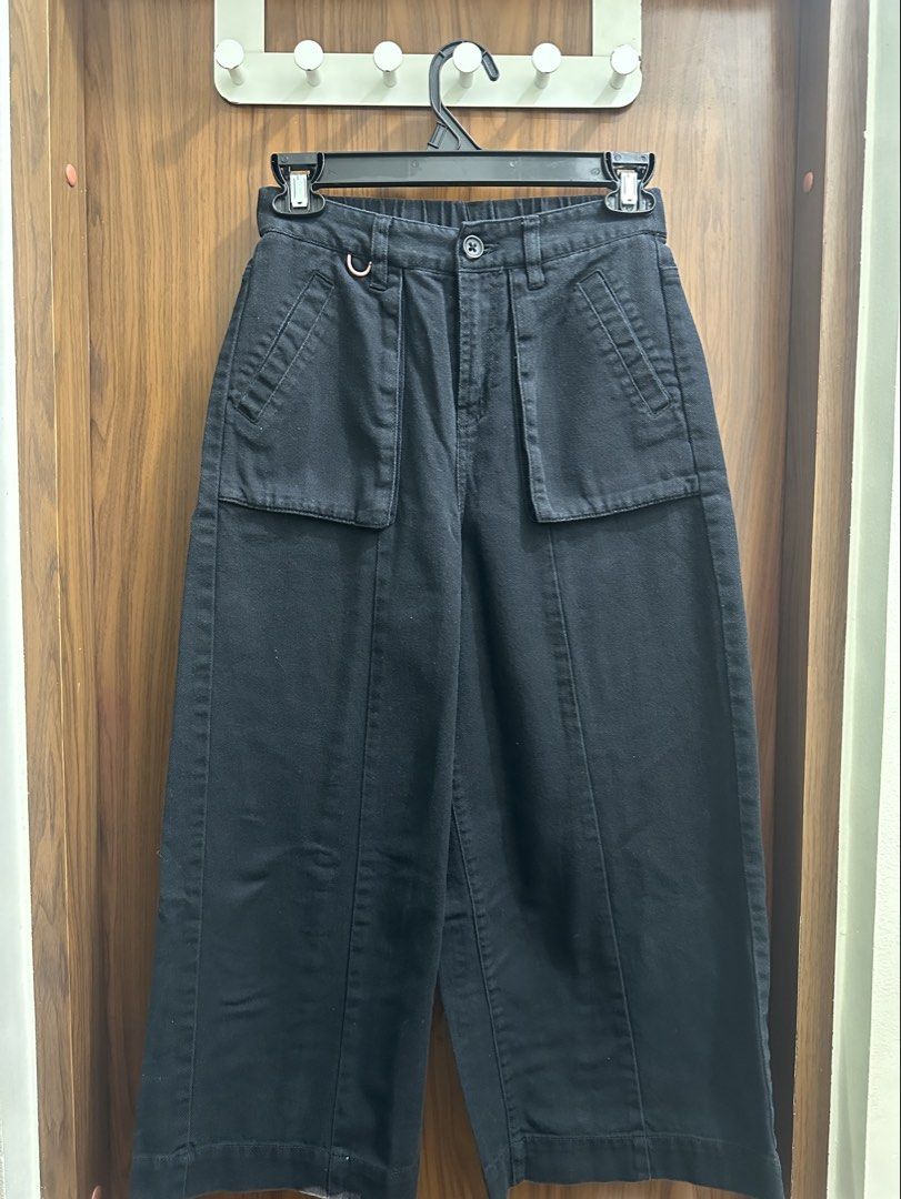 Bossini Wide Leg Midi Pants (Category: Jeans) located in Makati City. Submitted by xo.thrifty (Listing ID 1467260121, Image 1). Description: Have Bleach Stains at the bottom Waist:24 on tag length: 31.