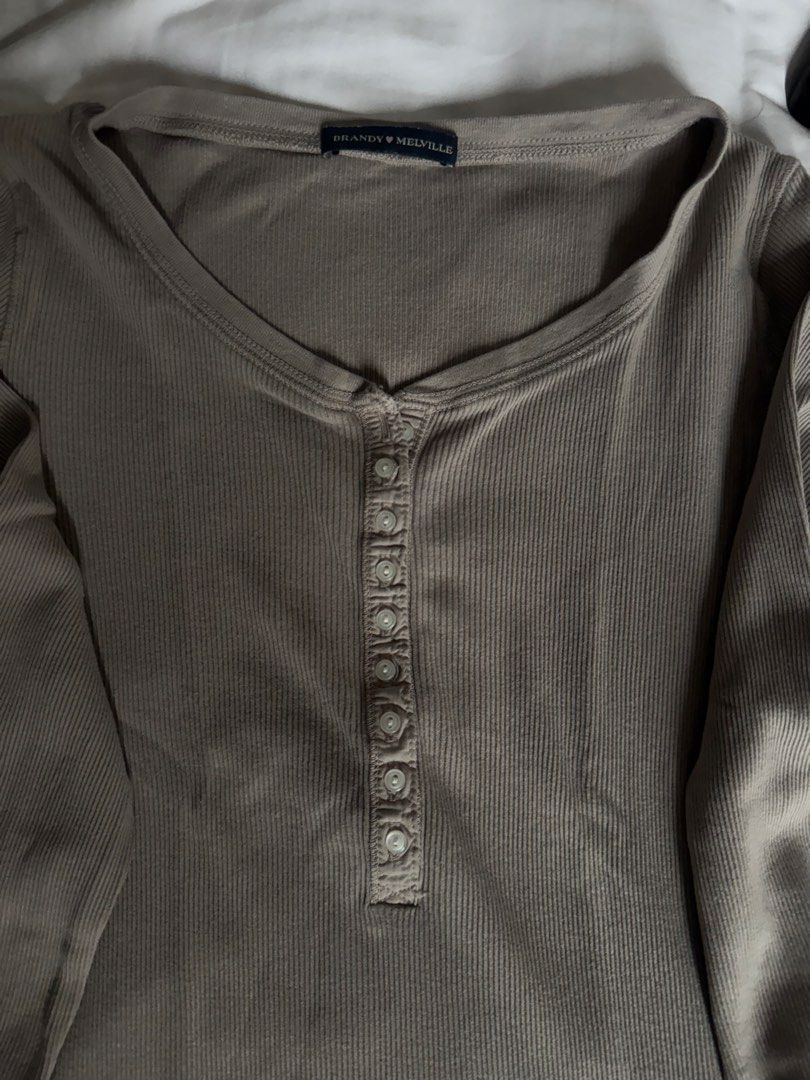 Brandy Melville long sleeve (Category: Longsleeves) located in Manila. Submitted by emilyclothes.usa (Listing ID 1467238795, Image 2). Description: .
