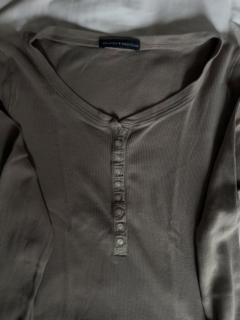 Brandy Melville long sleeve (Category: Longsleeves) located in Manila. Submitted by emilyclothes.usa (Listing ID 1467238795, Image 1). Description: .