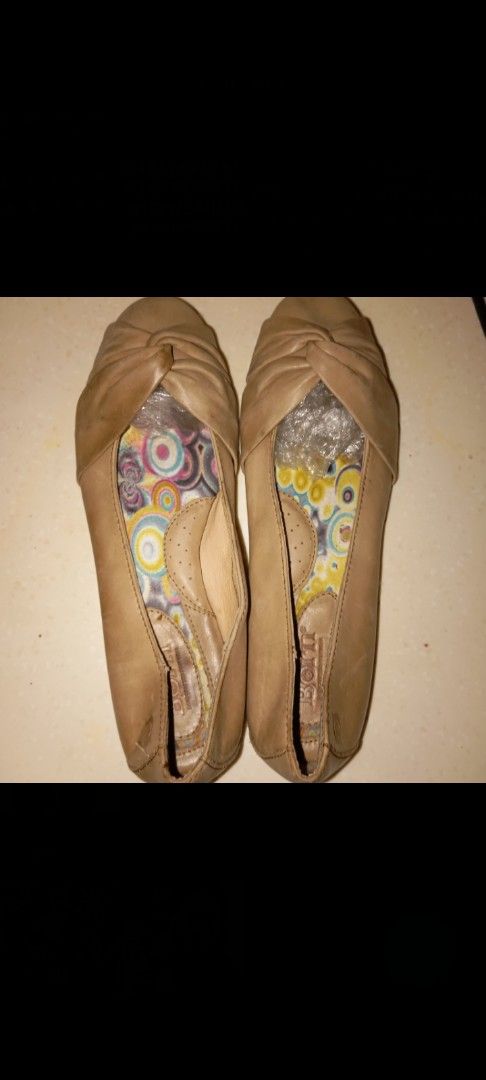 Børn Tan Leather Slip-On Flats with Patterned Insoles (Category: Flats & Sandals) located in Mandaluyong City. Submitted by ilightcoproducts (Listing ID 1467340171, Image 1). Description: Brand : Born - Style: Slip-on tan leather flats with a chic twisted knot toe design - Comfort: Cushioned support for all-day wear and cozy colorful patterned insoles - Details: leather - Condition: Normal wear on the leather uppers, still very functional and sty