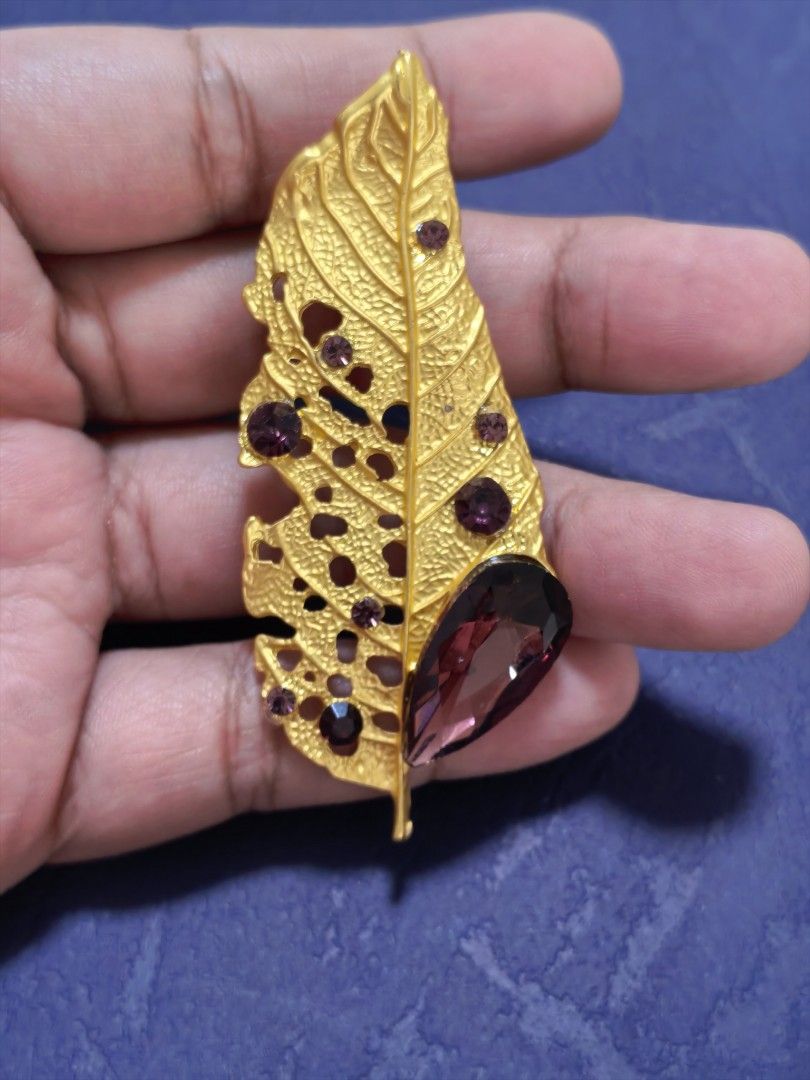 Brooch Pin Feather Gold with stones (Category: Brooches) located in Taguig. Submitted by jeannescarlet (Listing ID 1467178419, Image 1). Description: 💎Brand New 💎Alloy Material.