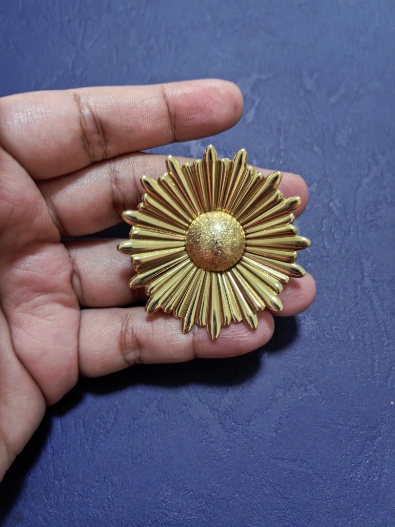 Brooch Pin Sunflower (Category: Brooches) located in Taguig. Submitted by jeannescarlet (Listing ID 1467315812, Image 1). Description: 💎Brand New 💎Alloy Material.