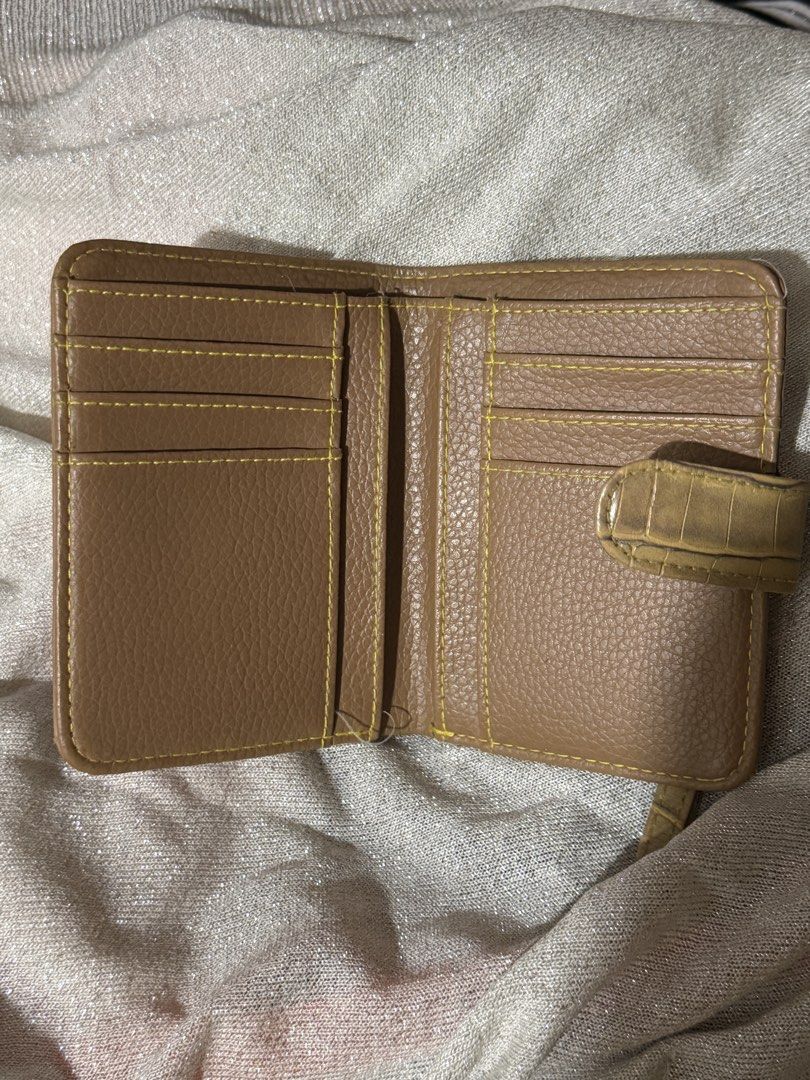 Brown Bifold Wallet with Animal Print (Category: Wallets & Card holders) located in Manila. Submitted by ninib33 (Listing ID 1467262980, Image 3). Description: good condi!! .