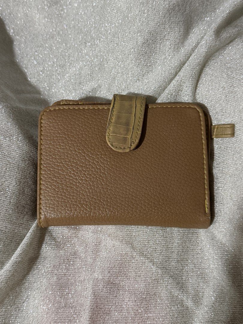Brown Bifold Wallet with Animal Print (Category: Wallets & Card holders) located in Manila. Submitted by ninib33 (Listing ID 1467262980, Image 1). Description: good condi!! .