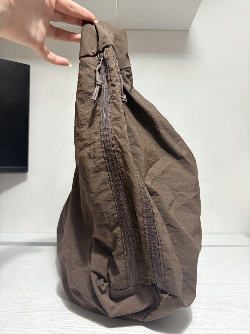 Brown Nylon Slouchy Shoulder Bag (Category: Shoulder Bags) located in Quezon City. Submitted by geminiselection (Listing ID 1467343572, Image 3). Description: 🎀 no brand, brandnew. Hindi pa nagagamit 🦋 super spacious and madami pockets, kasya 14 inches laptop. May lalagyan ng tumbler sa gilid 🩵 hobo bag, double lining. .