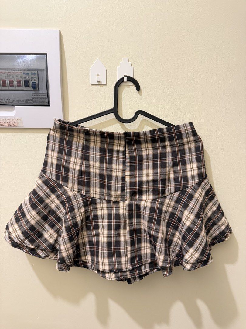 Brown Plaid Skirt (Category: Skirts) located in Manila. Submitted by xmagic.shopx (Listing ID 1467299198, Image 2). Description: .