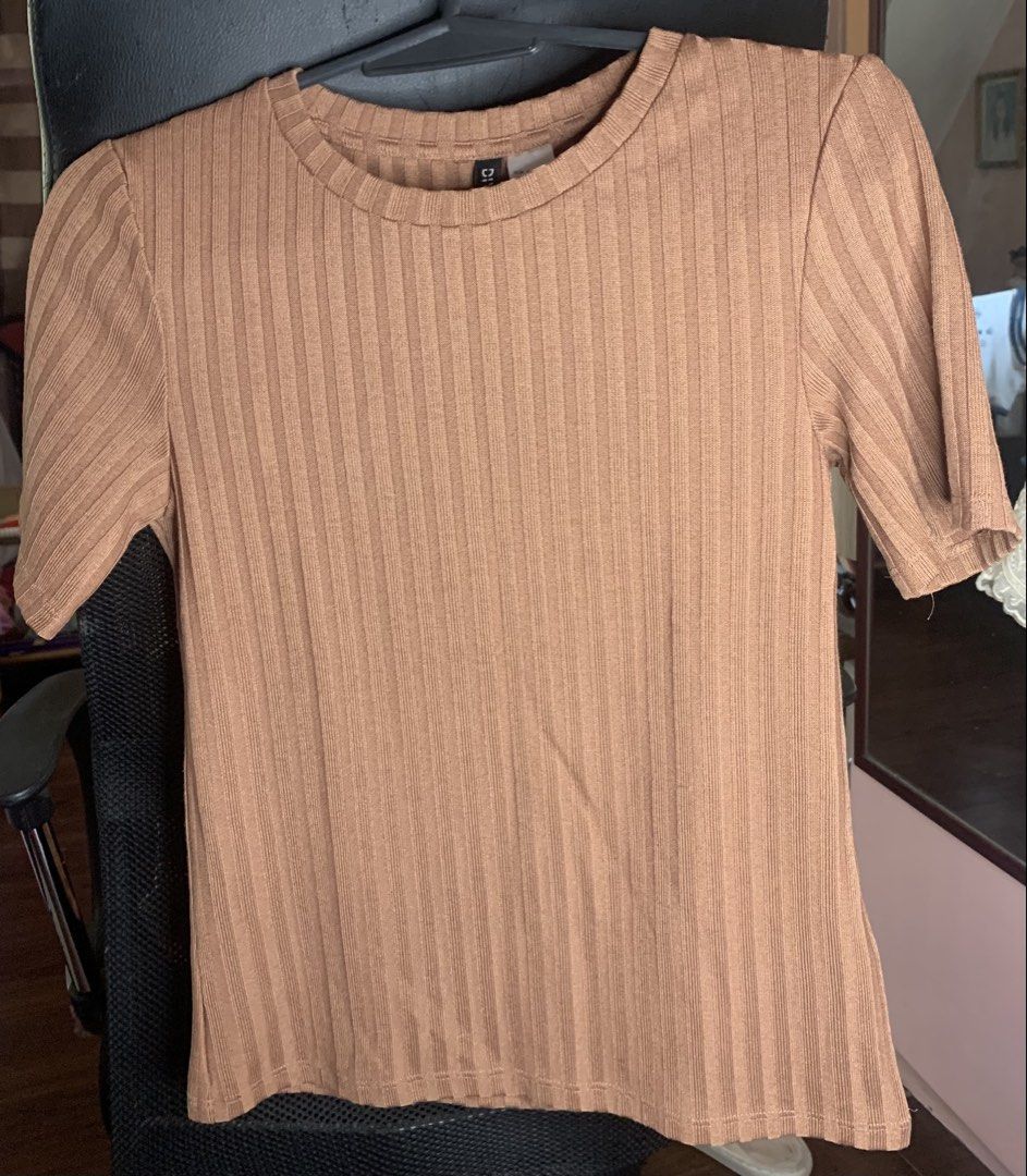 Brown ribbed t-shirt (Category: Shirts) located in Santa Rosa. Submitted by annydeclutters (Listing ID 1467219812, Image 1). Description: - Color: Brown - Material: Comfortable ribbed fabric -RFS: Decluttering .