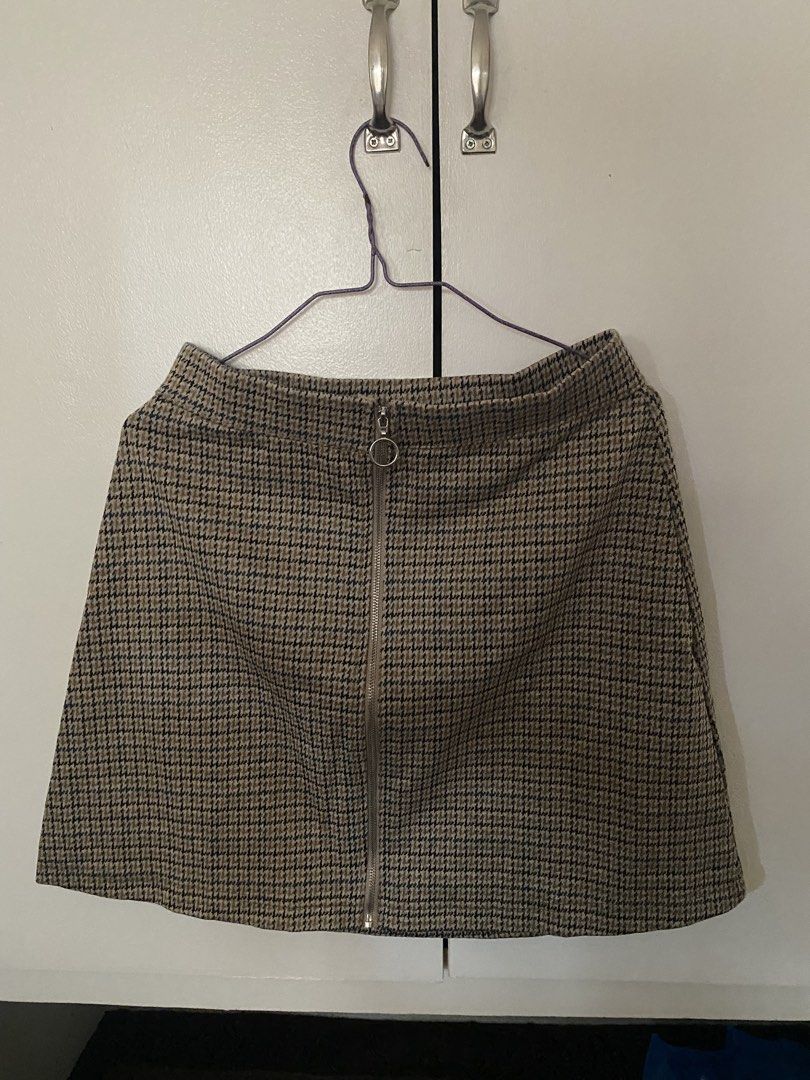 Brown Skirt (Category: Skirts) located in Calamba. Submitted by gdeclutters_ (Listing ID 1467314867, Image 1). Description: rfs: not my style from ksa.