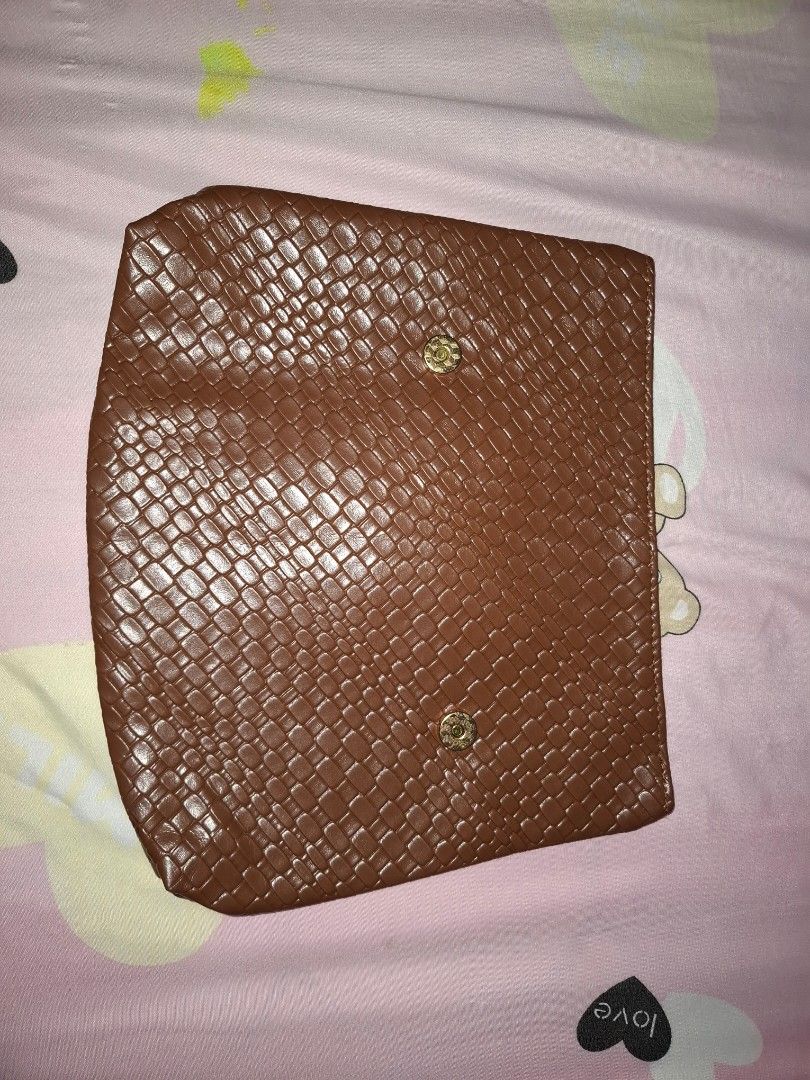 Brown Woven Clutch Bag (Category: Clutches) located in Binan City. Submitted by ataydeyes (Listing ID 1467356901, Image 1). Description: For sale: Brown Clutch 100 pesos only! 📌 Bought it from Tiktok Shop, di ko na rin po tanda orig price 📌 Never been used 📌 Super spacious 📌 Easy to carry 📌 Perfect for date nights or an everyday pouch! ❕️May onting black spot pero not super noticable naman. Pwede lalamove! Sagot po ni buyer ang delivery fee.