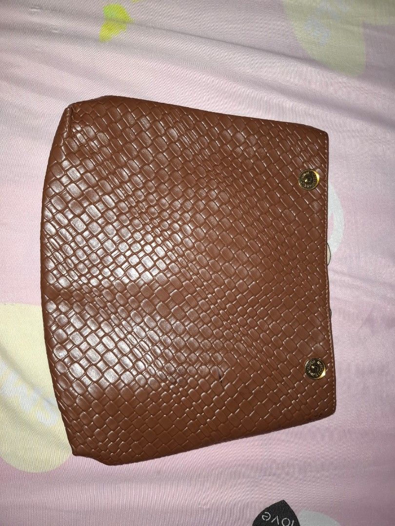 Brown Woven Clutch Bag (Category: Clutches) located in Binan City. Submitted by ataydeyes (Listing ID 1467356901, Image 2). Description: For sale: Brown Clutch 100 pesos only! 📌 Bought it from Tiktok Shop, di ko na rin po tanda orig price 📌 Never been used 📌 Super spacious 📌 Easy to carry 📌 Perfect for date nights or an everyday pouch! ❕️May onting black spot pero not super noticable naman. Pwede lalamove! Sagot po ni buyer ang delivery fee.