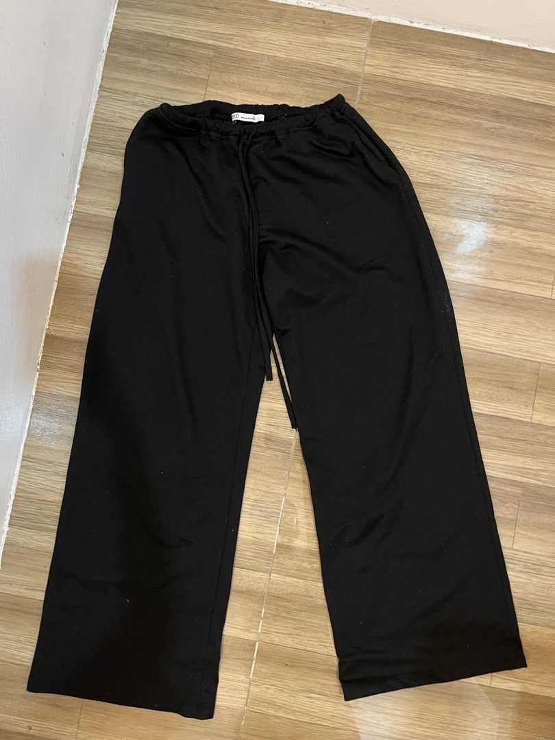 BSCO Black Wide Leg Pants Drawstring Size S (Category: Jeans) located in Quezon City. Submitted by yours.myaa (Listing ID 1467312484, Image 1). Description: - Brand: BSCO - Color: Black - Size: S - Fit: Relaxed fit with wide legs - Waistband: Elastic with adjustable drawstring - Origin: Made in the Philippines - Condition: Casual staple, perfect for everyday wear.