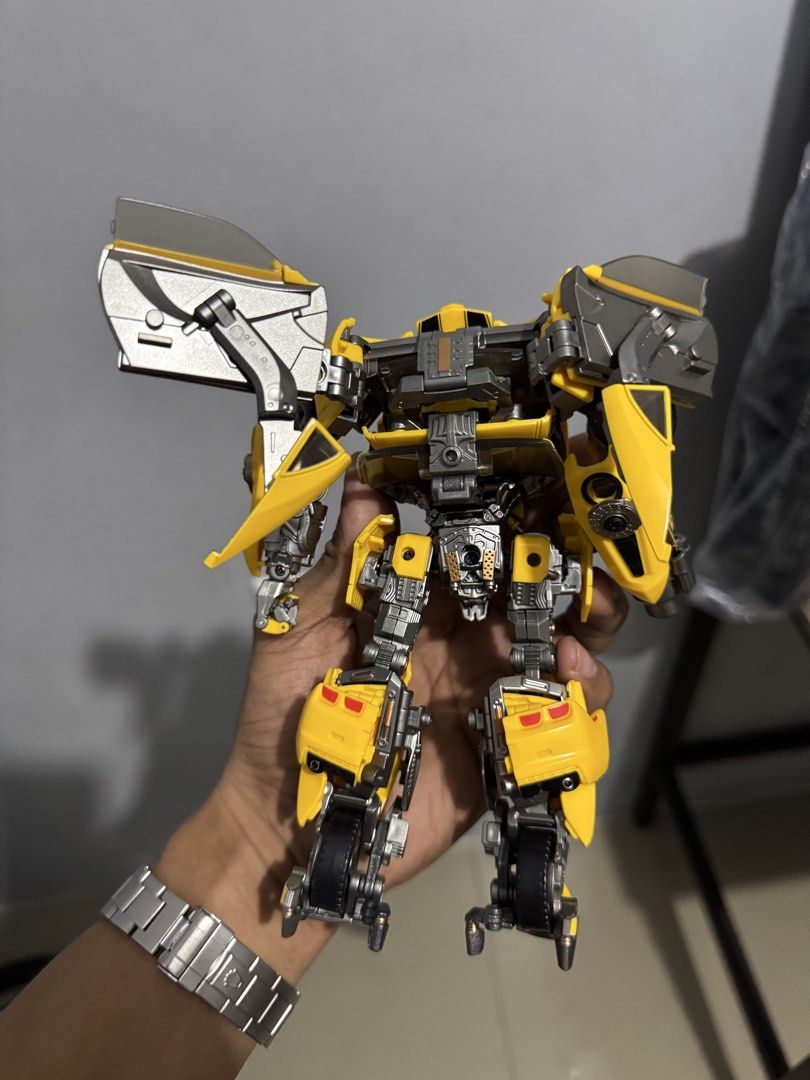 Bumble bee Mpm03 Transformers (Category: Figurines & Statues) located in Paranaque City. Submitted by icko007 (Listing ID 1467313540, Image 2). Description: Bumble bee Mpm03 Transformers No issue as is na yan Price 2800 Only No rush Shipping / 1st To Pay Basis Location Paranaque Payment Gcash/Bpi Shipping Lalamove/Lbc (Lbc Via Sched) Buyers Risk / Fee ‼️Seller is not responsible for: lost, stolen, or damaged packages..