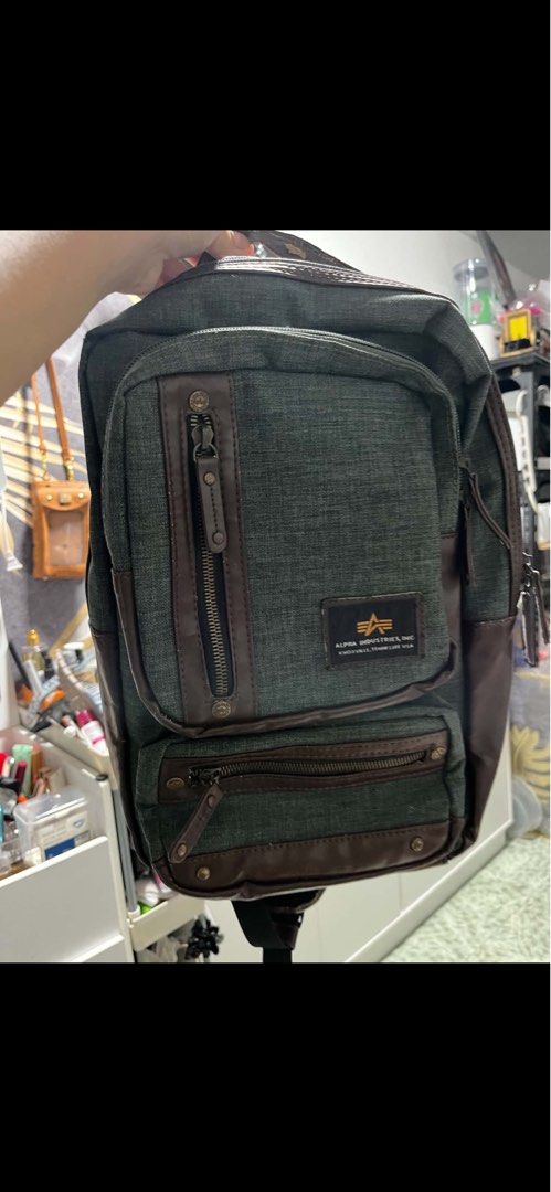 Bundle for 3000 (Category: Cross-body Bags) located in Caloocan City. Submitted by trebdy01 (Listing ID 1467304511, Image 2). Description: For take all As is Plus free small michael kors and small purse .