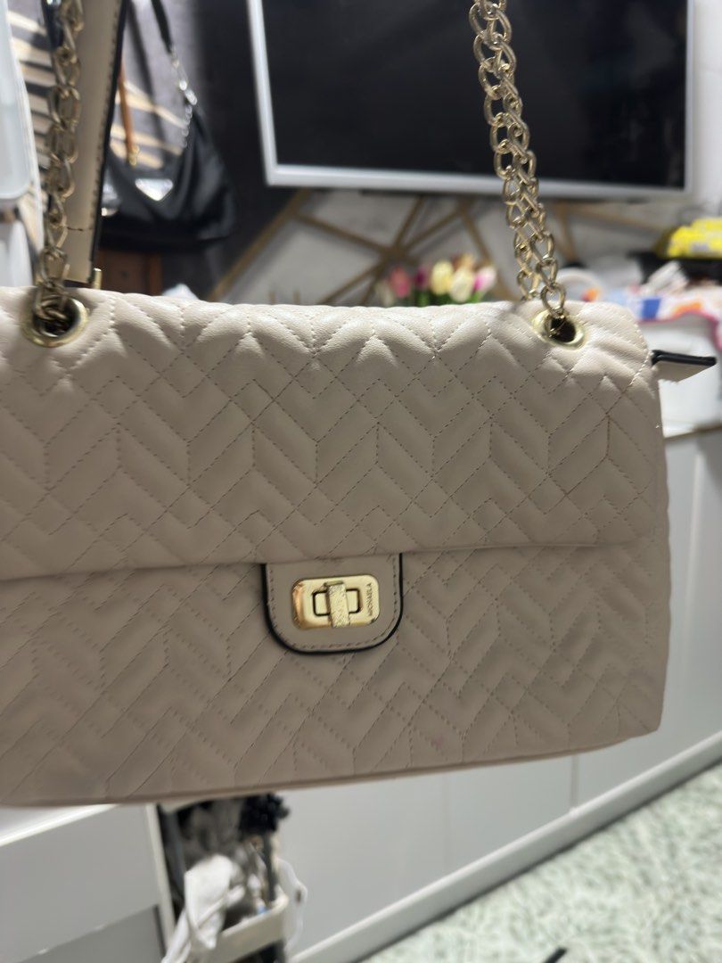 Bundle for 3000 (Category: Cross-body Bags) located in Caloocan City. Submitted by trebdy01 (Listing ID 1467304511, Image 1). Description: For take all As is Plus free small michael kors and small purse .