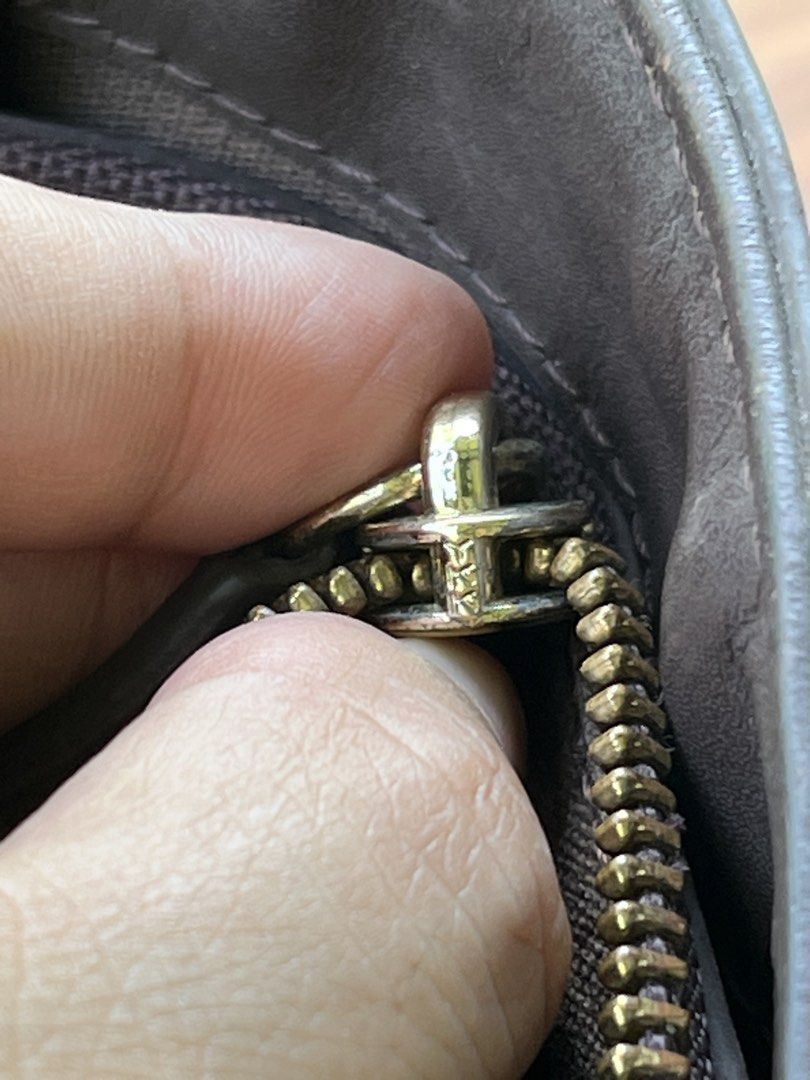 Burberrys (Category: Luxury Bags & Wallets) located in Oroquieta. Submitted by mightyfalcon.f3b3e6 (Listing ID 1467292066, Image 3). Description: medium 3 compartments YKK zip with etikita .