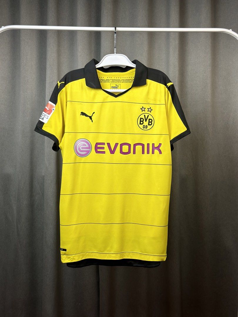 BVB PUMA Yellow Kit Jersey (Category: Tshirts & Polo Shirts ) located in Batangas. Submitted by geejay2ph (Listing ID 1467299300, Image 1). Description: ʙʀᴀɴᴅ: BVB PUMA Yellow Kit Jersey sɪᴢᴇ: Large on Tag ; Neck to Bottom Length (28) in. Pit-Pit Width (22) in. ᴄᴏɴᴅɪᴛɪᴏɴs: Cracks On Back Print, But Stil in Excellent Condition.