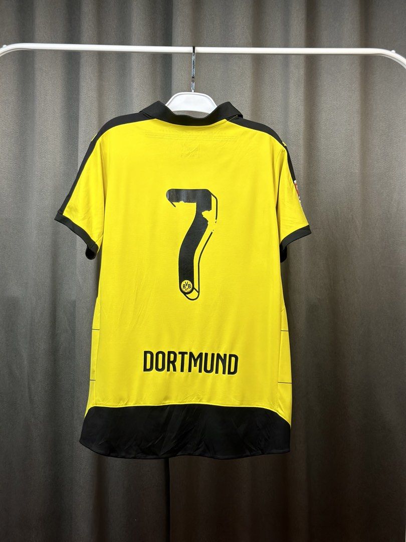 BVB PUMA Yellow Kit Jersey (Category: Tshirts & Polo Shirts ) located in Batangas. Submitted by geejay2ph (Listing ID 1467299300, Image 2). Description: ʙʀᴀɴᴅ: BVB PUMA Yellow Kit Jersey sɪᴢᴇ: Large on Tag ; Neck to Bottom Length (28) in. Pit-Pit Width (22) in. ᴄᴏɴᴅɪᴛɪᴏɴs: Cracks On Back Print, But Stil in Excellent Condition.