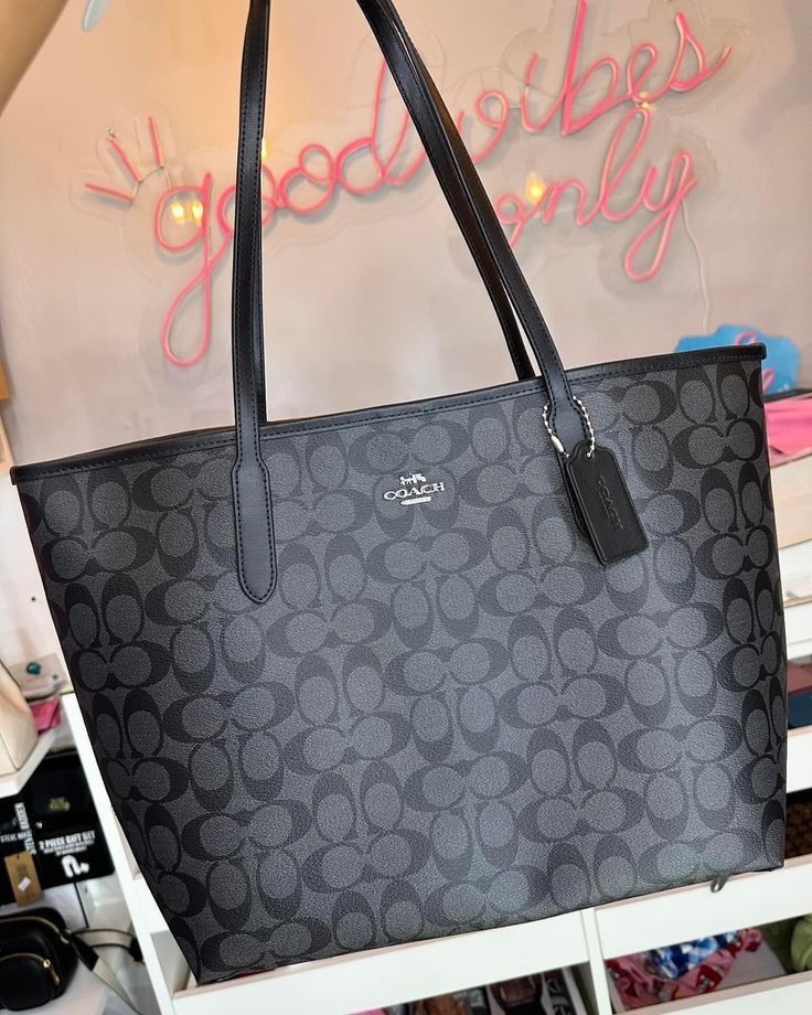 C0ACH BLACK SHOULDER BAG (Category: Luxury Bags & Wallets) located in Manila. Submitted by _bylodia (Listing ID 1467287074, Image 1). Description: .