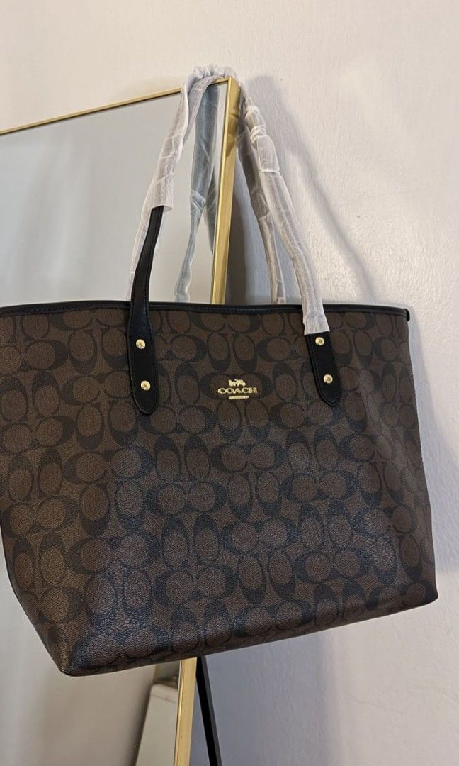 C0ACH DARK BROWN TOTE BAG (Category: Shoulder Bags) located in Manila. Submitted by _bylodia (Listing ID 1467287512, Image 1). Description: .