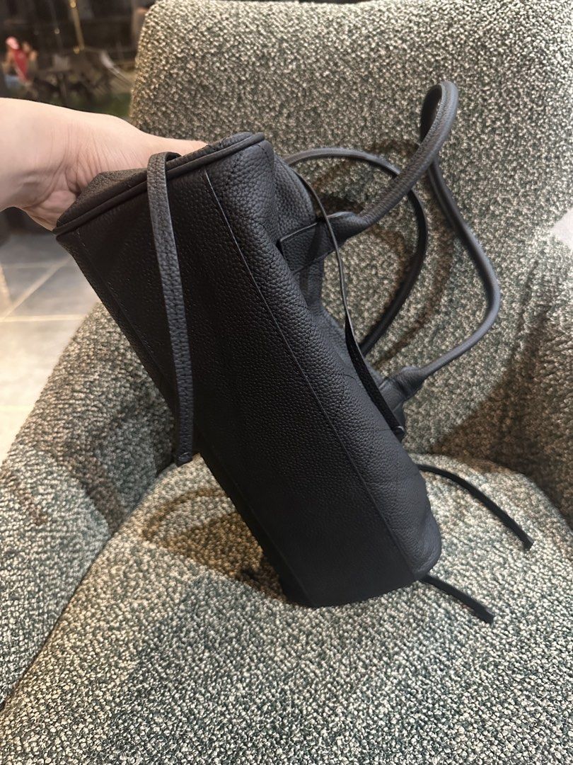 C HANEL URBAN ESSENTIALS SHOPPING BAG (Category: Luxury Bags & Wallets) located in Manila. Submitted by tianasmom (Listing ID 1467186031, Image 2). Description: 🇯🇵 JAPAN SOURCE 💯 GENUINE CALFSKIN LEATHER ✔️PLS SELF AUTHENTICATE WITH DUSTBAG MICROCHIPPED FLOWER SCREW CC UNDERZIPPER.