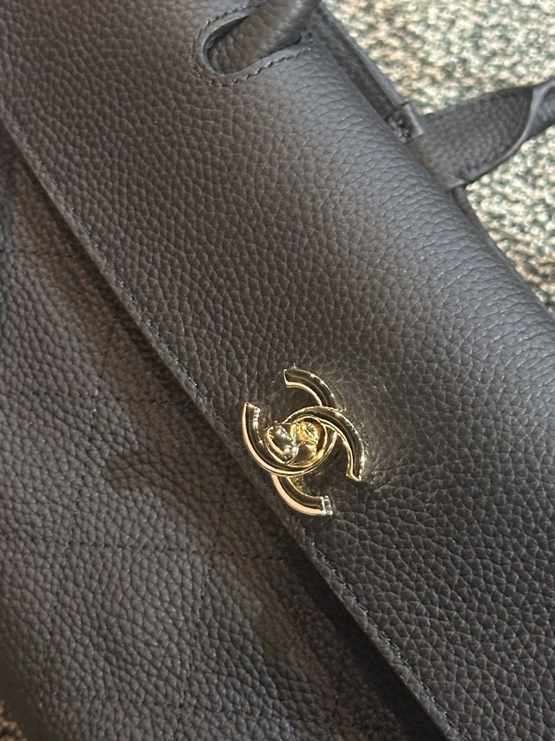 C HANEL URBAN ESSENTIALS SHOPPING BAG (Category: Luxury Bags & Wallets) located in Manila. Submitted by tianasmom (Listing ID 1467186031, Image 3). Description: 🇯🇵 JAPAN SOURCE 💯 GENUINE CALFSKIN LEATHER ✔️PLS SELF AUTHENTICATE WITH DUSTBAG MICROCHIPPED FLOWER SCREW CC UNDERZIPPER.